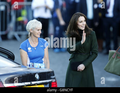 La Duchessa di Cambridge (a sinistra) con Judy, madre di Andy Murray, parte dopo aver partecipato a un laboratorio di tennis alla Craigmount High School di Edimburgo, in quanto svolge una serie di impegni nella capitale scozzese. Foto Stock