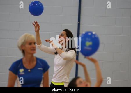 La Duchessa di Cambridge partecipa a un laboratorio di tennis con la madre di Andy Murray Judy (a sinistra) alla Craigmount High School di Edimburgo. Foto Stock