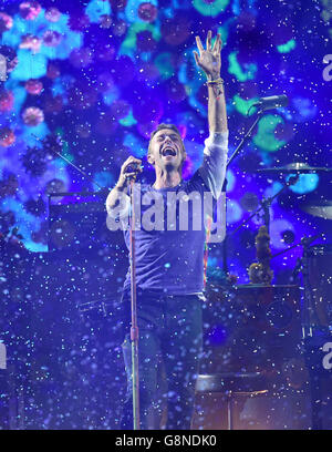 Chris Martin di Coldplay si esibisce sul palco durante i 2016 Brit Awards alla O2 Arena di Londra. Foto Stock