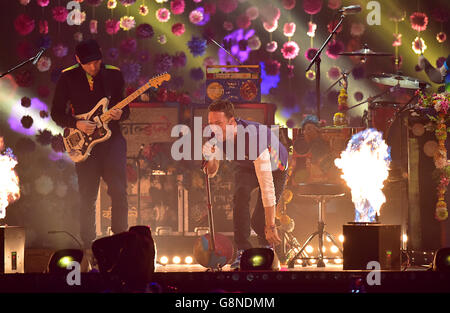 I Coldplay si esibiscono sul palco durante i 2016 Brit Awards presso la O2 Arena di Londra. Foto Stock