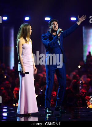 Suki Waterhouse e Simon le Bon in scena durante i 2016 Brit Awards alla O2 Arena di Londra. Foto Stock