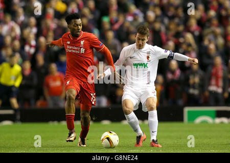 Daniel Sturridge di Liverpool e Paul Verhaegh di Augusta (a destra) combattono per la palla durante la partita UEFA Europa League ad Anfield, Liverpool. Foto Stock