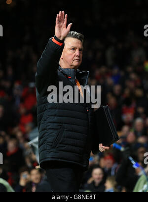 Manchester United / FC Midtjylland - UEFA Europa League - Round of 32 - seconda tappa - Old Trafford. Il manager del Manchester United, Louis Van Gaal, al termine della partita, si affonda alla folla Foto Stock