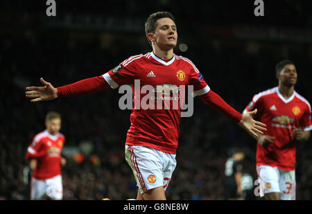 Manchester United / FC Midtjylland - UEFA Europa League - Round of 32 - seconda tappa - Old Trafford. L'Ander Herrera del Manchester United celebra il suo quarto obiettivo Foto Stock