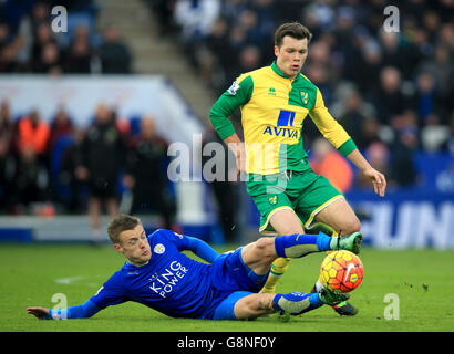 Jamie Vardy di Leicester City (a sinistra) e Jonny Howson di Norwich City combattono per la palla durante la partita della Barclays Premier League al King Power Stadium di Leicester. PREMERE ASSOCIAZIONE foto. Data immagine: Sabato 27 febbraio 2016. Vedi PA storia CALCIO Leicester. Il credito fotografico dovrebbe essere: Mike Egerton/PA Wire. Foto Stock