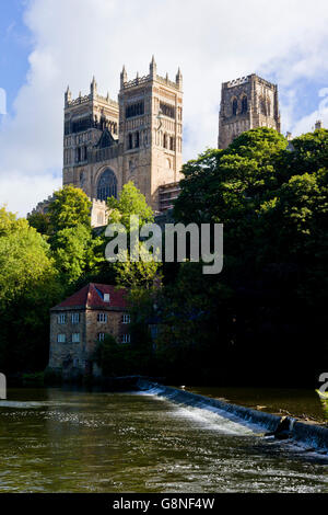 La Chiesa Cattedrale di Cristo, la Beata Maria Vergine e St Cuthbert di Durham sopra il fiume usura, Durham Inghilterra Foto Stock