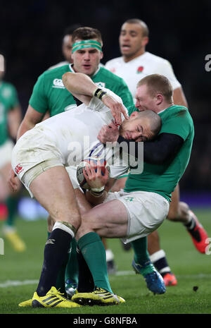 Il Mike Brown (a sinistra) dell'Inghilterra viene affrontato dal Keith Earls dell'Irlanda durante la partita RBS Six Nations del 2016 al Twickenham Stadium di Londra. Foto Stock