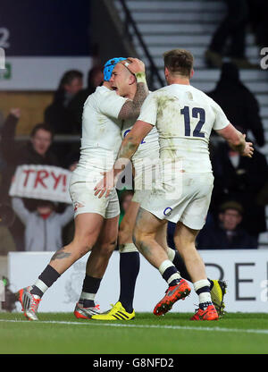 Mike Brown (centro) dell'Inghilterra è congratulato con i compagni di squadra dopo aver segnato la seconda prova del suo fianco durante la partita RBS Six Nations 2016 al Twickenham Stadium, Londra. Foto Stock