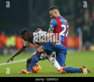 Saido Berahino (a sinistra) di West Bromwich Albion e Damien Delaney di Crystal Palace combattono per la palla durante la partita della Barclays Premier League agli Hawthorns, West Bromwich.