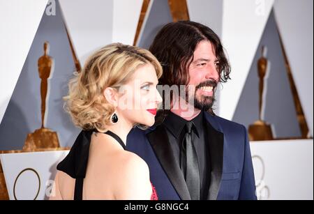 Dave Grohl e la moglie Jordyn Blum arrivano all'ottantottesima edizione dei premi dell'Accademia tenuti al Dolby Theatre di Hollywood, Los Angeles, California, USA, 28 febbraio 2016. Foto Stock