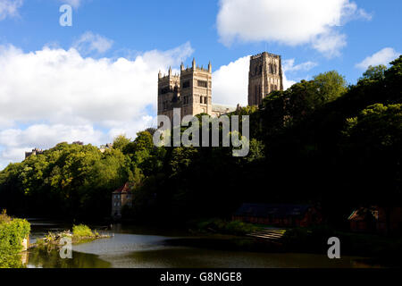 La Chiesa Cattedrale di Cristo, la Beata Maria Vergine e St Cuthbert di Durham sopra il fiume usura, Durham Inghilterra Foto Stock