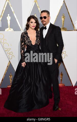 Tom Hardy e Charlotte Riley arrivano all'ottantottantesimo Academy Awards tenutosi al Dolby Theatre di Hollywood, Los Angeles, California, USA, 28 febbraio 2016. Foto Stock