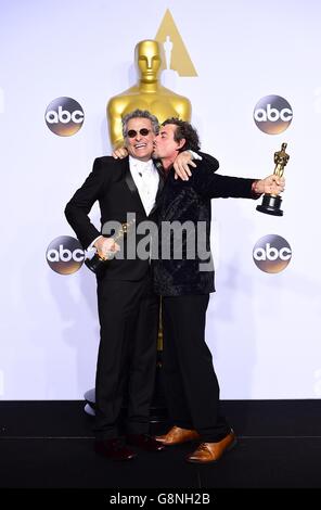 Mark Mangini (a sinistra) e David White (a destra) con gli Academy Awards for Best Sound editing nella sala stampa degli ottantottantottantacinquesimi Academy Awards tenuti al Dolby Theatre di Hollywood, Los Angeles, CA, USA, 28 febbraio 2016. Foto Stock