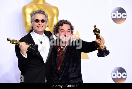 Mark Mangini (a sinistra) e David White (a destra) con gli Academy Awards for Best Sound editing nella sala stampa degli ottantottantottantacinquesimi Academy Awards tenuti al Dolby Theatre di Hollywood, Los Angeles, CA, USA, 28 febbraio 2016. Foto Stock