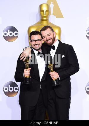 Sam Smith (a destra) e Jimmy Napes (a sinistra) con gli Academy Awards per la migliore canzone originale nella sala stampa degli ottantottantottantacinquesimi Academy Awards tenuti al Dolby Theatre di Hollywood, Los Angeles, CA, USA, 28 febbraio 2016. Foto Stock