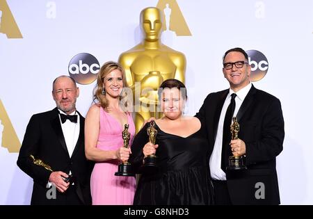 (Da sinistra a destra) Steve Golin, Blye Pagon Faust, Nicole Rocklin e Michael Sugar con l'Academy Award come miglior immagine per Spotlight nella sala stampa dell'ottantottesimo Academy Awards tenutosi al Dolby Theatre di Hollywood, Los Angeles, CA, USA, 28 febbraio 2016. Foto Stock