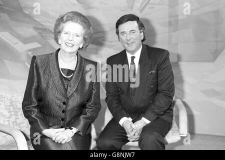 Il primo ministro Margaret Thatcher con l'ospite dello show di chat della BBC Terry Wogan, dopo una franca intervista in cui ha spinto l'idea del pensionamento, dicendo che era 'piena di fagioli'. Foto Stock