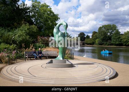 Isis scultura, lungo il lago di acqua, Hyde Park, London, England, Regno Unito Foto Stock