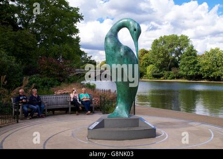 Isis scultura, lungo il lago di acqua, Hyde Park, London, England, Regno Unito Foto Stock