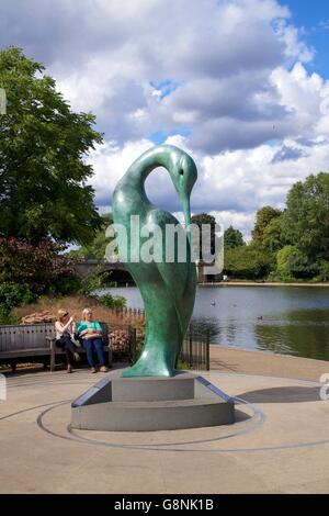 Isis scultura, lungo il lago di acqua, Hyde Park, London, England, Regno Unito Foto Stock