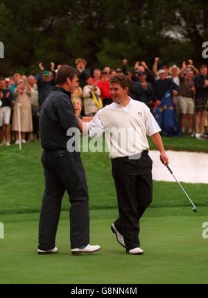 Golf - Ryder Cup - Europa / USA - Valderrama Golf Club, Spagna. Lee Westwood (a destra) e Nick Faldo (a sinistra) in Europa celebrano la vittoria alla 16a buca contro Justin Leonard e Jeff Maggert degli Stati Uniti Foto Stock