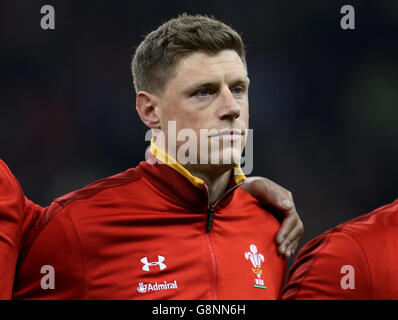 Wales Rhys Priestland durante la partita RBS Six Nations del 2016 al Principato di Cardiff. Foto Stock