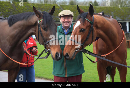 L'allenatore Nicky Henderson si erge con My Tent or Yours (a sinistra) e Peace and Co (a destra) davanti al Cheltenham Festival a marzo, durante una visita stabile alle scuderie di Nicky Henderson a Seven Barrows, Lamburn. Foto Stock