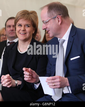 Il primo ministro Nicola Sturgeon e il CEO Sir Andrew Witty durante una visita allo stabilimento di antibiotici Glaxo SmithKline (GSK) a Irvine, Scozia. Foto Stock