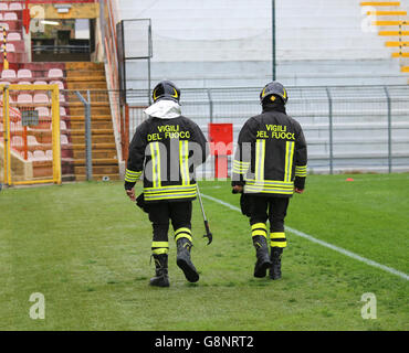 Due vigili del fuoco italiani con uniforme con la scritta vigili del fuoco fare il servizio di sicurezza nello stadio durante la sporting e Foto Stock