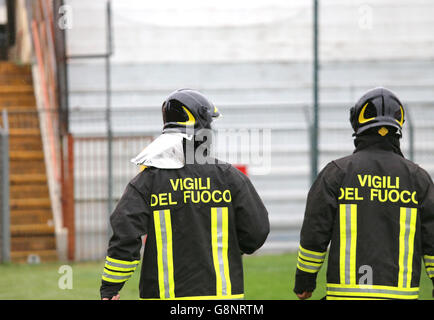 Giovane italiana con i vigili del fuoco uniforme con la scritta vigili del fuoco fare il servizio di sicurezza nello stadio durante il sportin Foto Stock