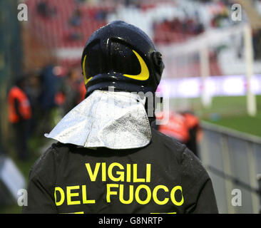 Vigile del fuoco italiano con uniforme con la scritta vigili del fuoco fare il servizio di sicurezza nello stadio durante lo sporting ev Foto Stock