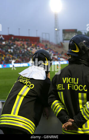 Vigili del fuoco italiani con uniforme con la scritta vigili del fuoco fare il servizio di sicurezza durante l'evento sportivo Foto Stock