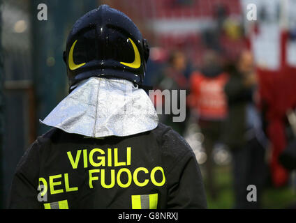 Vigile del fuoco italiano con uniforme con la scritta vigili del fuoco nello stadio durante l'evento di calcio Foto Stock