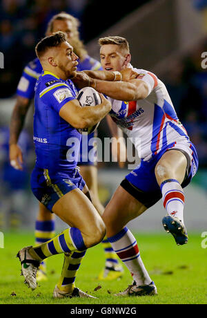 Matty Russell di Warrington Wolves (a sinistra) è stato affrontato da Jonny Molloy di Wakefield Trinity Wildcats durante la prima partita della Utility Super League all'Halliwell Jones Stadium di Warrington. Foto Stock