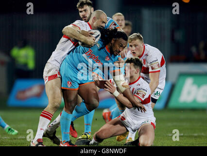 Atelea Vea di St Helens si potenzia attraverso la difesa di Hull KR durante la prima partita di Utility Super League al KC LightStream Stadium di Hull. PREMERE ASSOCIAZIONE foto. Data immagine: Venerdì 26 febbraio 2016. Vedi la storia di PA RUGBYL Hull. Il credito fotografico deve essere: Richard Sellers/PA Wire. RESTRIZIONI: Solo per uso editoriale. Nessun uso commerciale. Nessuna falsa associazione commerciale. Nessuna emulazione video. Nessuna manipolazione delle immagini. Foto Stock