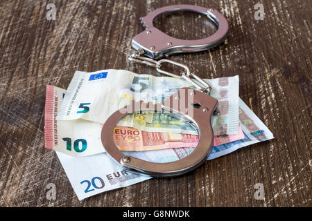 In manette su valuta euro, corruzione o corruzione nozione Foto Stock