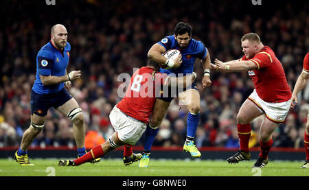 Maxime Mermoz in Francia viene affrontato dal Wales Taulupe Faletau (n.8) durante la partita RBS Six Nations 2016 al Principato di Cardiff. Foto Stock