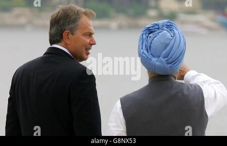 Il primo ministro britannico Tony Blair (L) ascolta il primo ministro indiano Manmohan Singh nei giardini dell'Udaivilas Hotel a Udaipur a seguito di un incontro bilaterale. Foto Stock