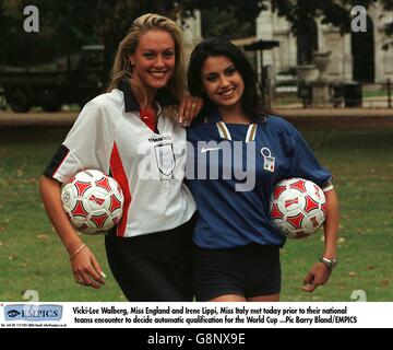 Miss Inghilterra Vicki-Lee Walberg (a sinistra) e Mississippi Italia Irene Lippi (destra) riunirsi prima dell'incontro delle loro squadre nazionali per decidere Qualificazione automatica per la Coppa del mondo Foto Stock