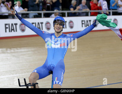 Filippo Ganna in Italia celebra la vittoria dell'oro nella Pursuit individuale maschile durante il terzo giorno dei Campionati mondiali di ciclismo su pista UCI a Lee Valley VeloPark, Londra. Foto Stock