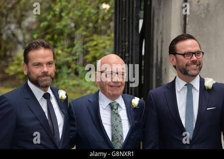 Rupert Murdoch arriva alla chiesa di St Bride a Londra accompagnato dai suoi figli James (a destra) e Lachlan (a sinistra) per una cerimonia di celebrazione un giorno dopo che il mogul dei media ha sposato ufficialmente Jerry Hall. Foto Stock