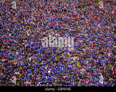 La folla in Reykjavik guardando l'Islanda vs Inghilterra-UEFA EURO 2016 torneo di calcio, Reykjavik, Islanda. L'Islanda ha vinto 2-1. Foto Stock