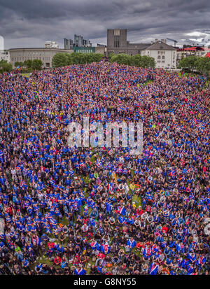 La folla in Reykjavik guardando l'Islanda vs Inghilterra-UEFA EURO 2016 torneo di calcio, Reykjavik, Islanda. L'Islanda ha vinto 2-1. Foto Stock