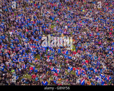 La folla in Reykjavik guardando l'Islanda vs Inghilterra-UEFA EURO 2016 torneo di calcio, Reykjavik, Islanda. L'Islanda ha vinto 2-1. Foto Stock