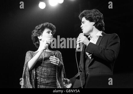 Donny Osmond e sua sorella Marie cantano all'unisono durante il concerto del gruppo pop-family al Rainbow Theatre, Finsbury Park, Londra. Foto Stock