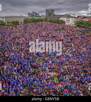 La folla in Reykjavik guardando l'Islanda vs Inghilterra-UEFA EURO 2016 torneo di calcio, Reykjavik, Islanda. L'Islanda ha vinto 2-1. Foto Stock