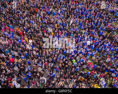 La folla in Reykjavik guardando l'Islanda vs Inghilterra-UEFA EURO 2016 torneo di calcio, Reykjavik, Islanda. L'Islanda ha vinto 2-1. Foto Stock