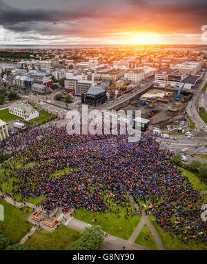 La folla in Reykjavik guardando l'Islanda vs Inghilterra-UEFA EURO 2016 torneo di calcio, Reykjavik, Islanda. L'Islanda ha vinto 2-1. Foto Stock