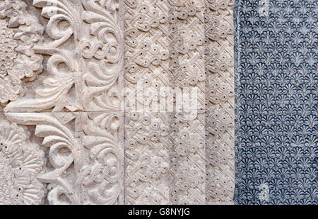 Porta di bronzo e la decorazione parietale di un bagno turco caravanseray Foto Stock