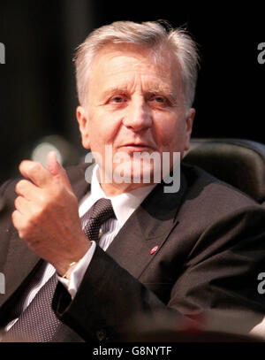 Jean-Claude Trichet, Presidente della Banca centrale europea prima dell'incontro ECOFIN e Central Bankers al G-Mex a Manchester sabato 10 settembre 2005. Discuteranno dell'economia europea "fragile" e dei probabili effetti dell'aumento dei prezzi del petrolio, per concordare come garantire che non vi sia alcuna ricaduta in una recessione a livello di Unione europea. Vedere PA storia POLITICA Brown. PREMERE ASSOCIAZIONE foto. Il credito fotografico dovrebbe essere: Martin Rickett/PA/WPA Rota Foto Stock